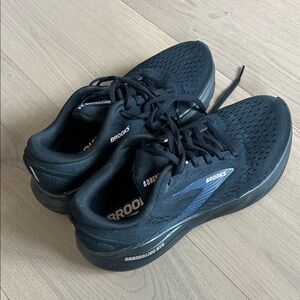 Broooks women’s Adrenaline size 8 shoes
